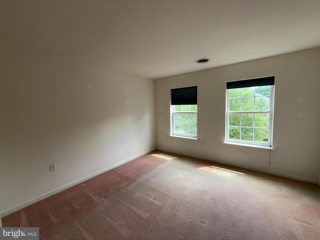 87 Courtyard Dr