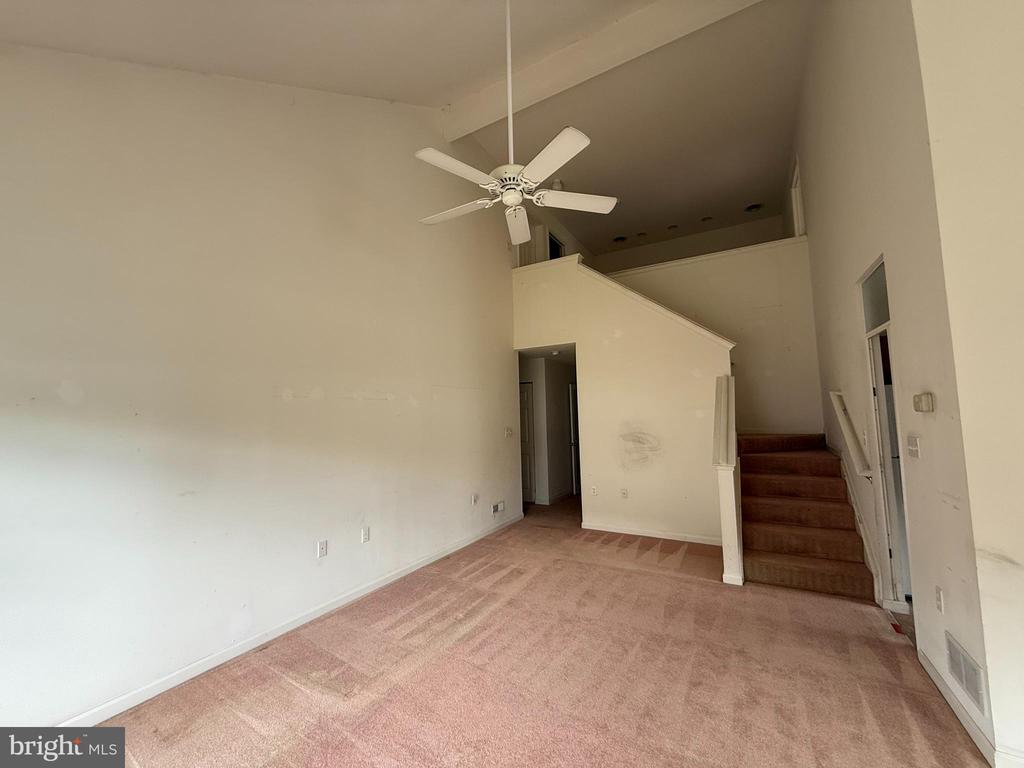 87 Courtyard Dr