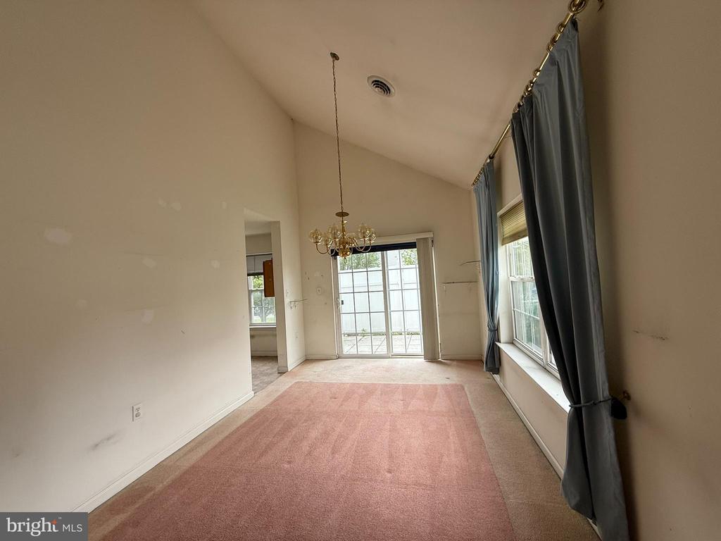 87 Courtyard Dr