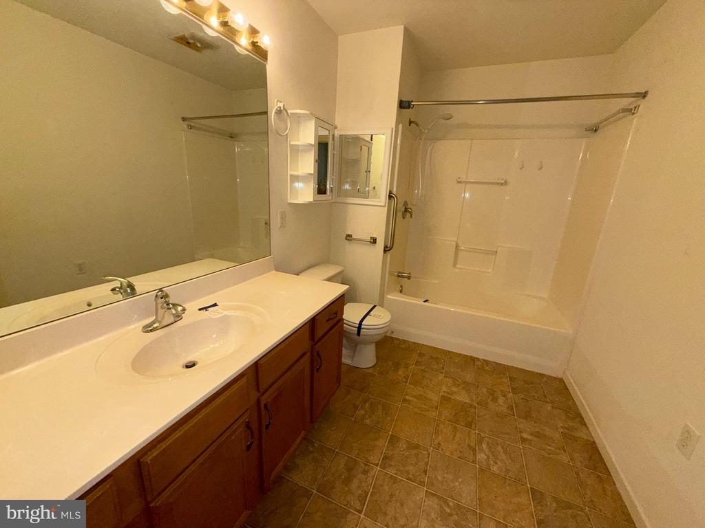 87 Courtyard Dr