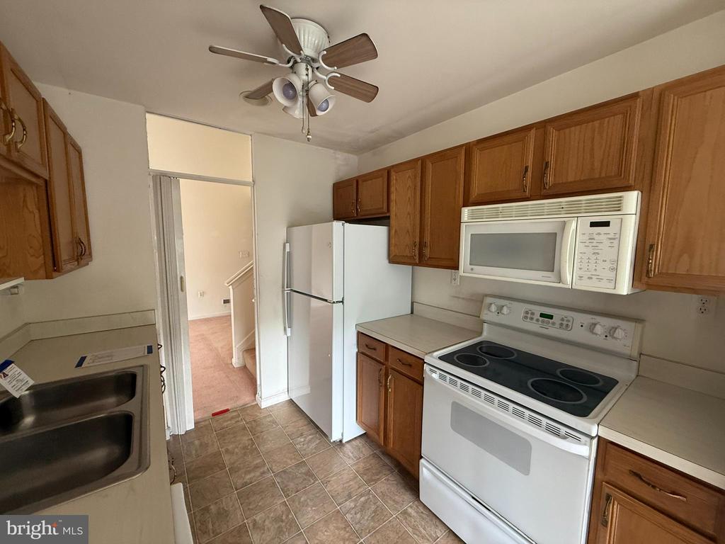 87 Courtyard Dr