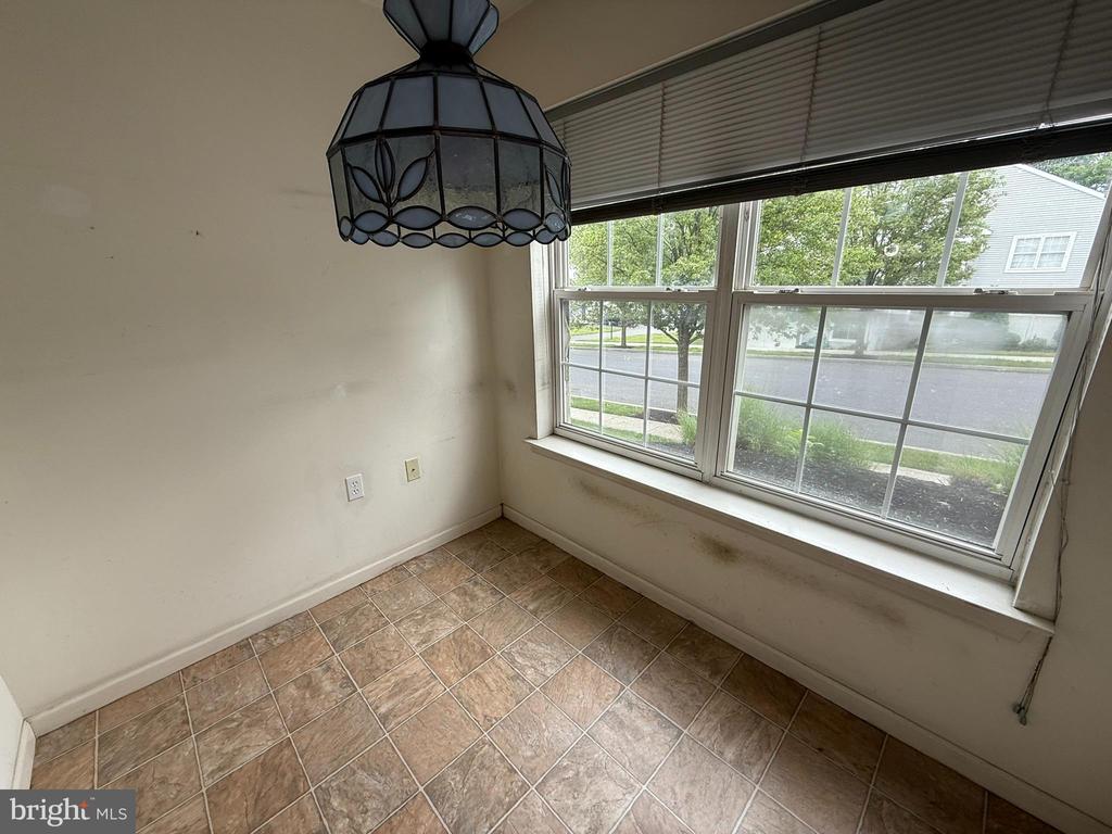 87 Courtyard Dr
