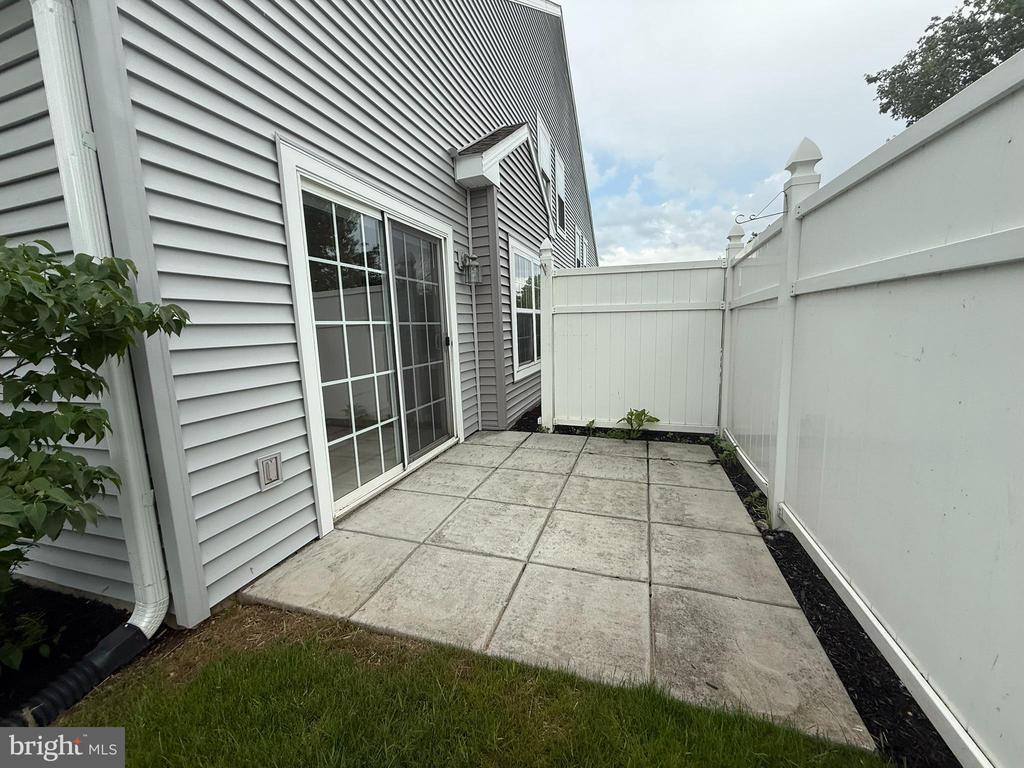 87 Courtyard Dr