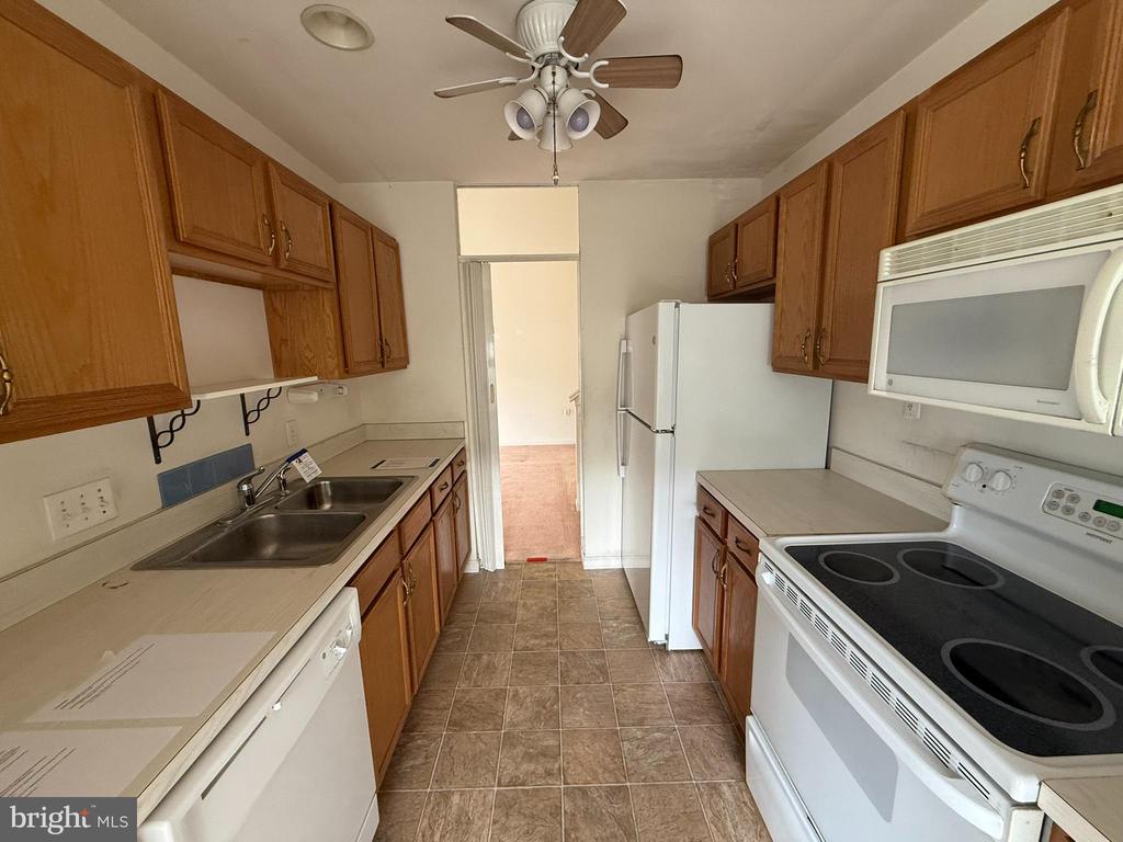 87 Courtyard Dr