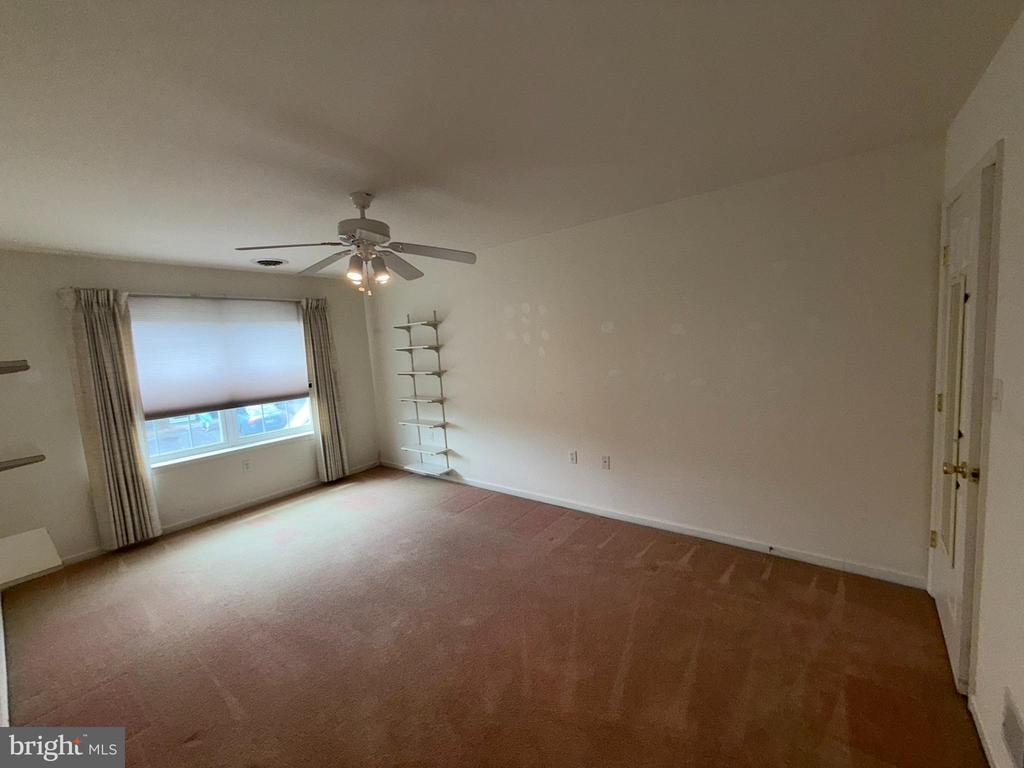 87 Courtyard Dr