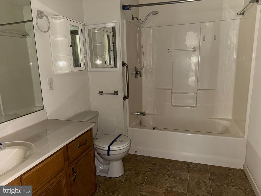 87 Courtyard Dr