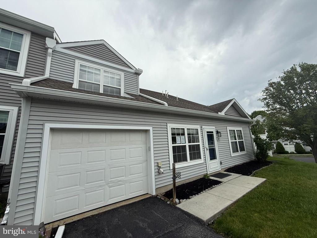 87 Courtyard Dr