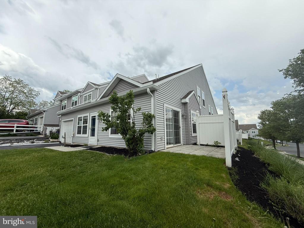 87 Courtyard Dr