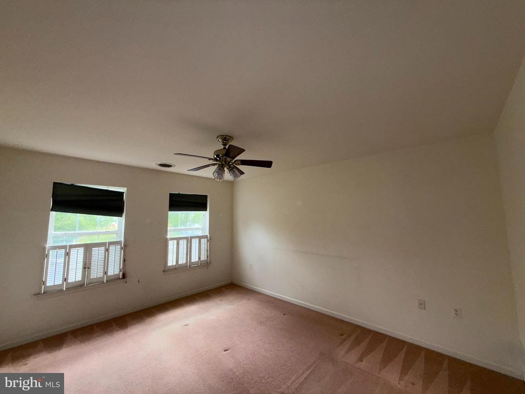 87 Courtyard Dr