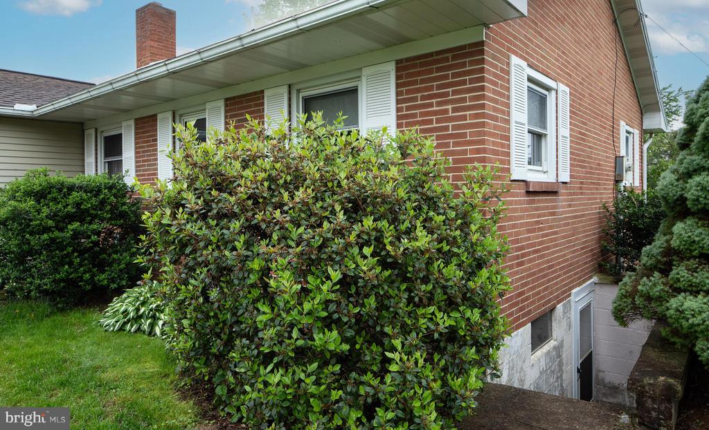 1 Oak Ave