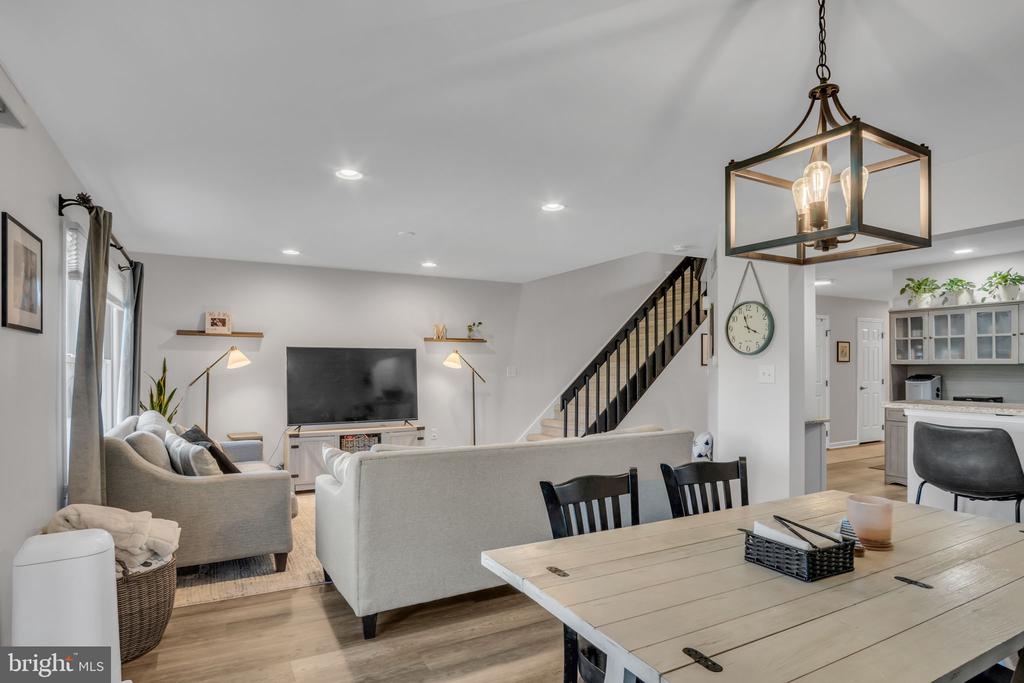 1490 MAPLEWOOD DRIVE