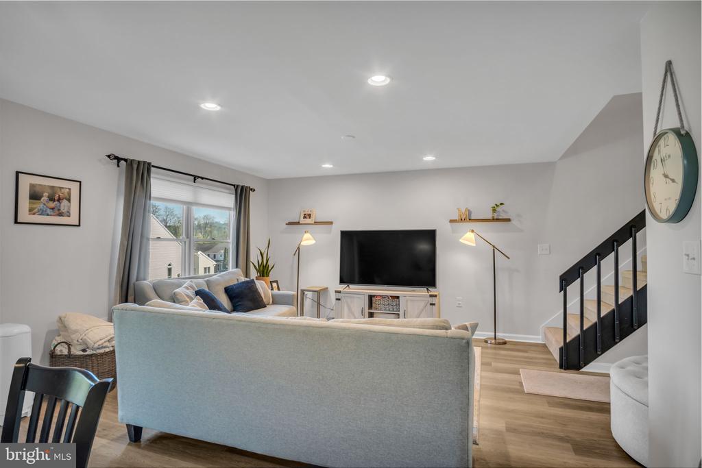 1490 MAPLEWOOD DRIVE