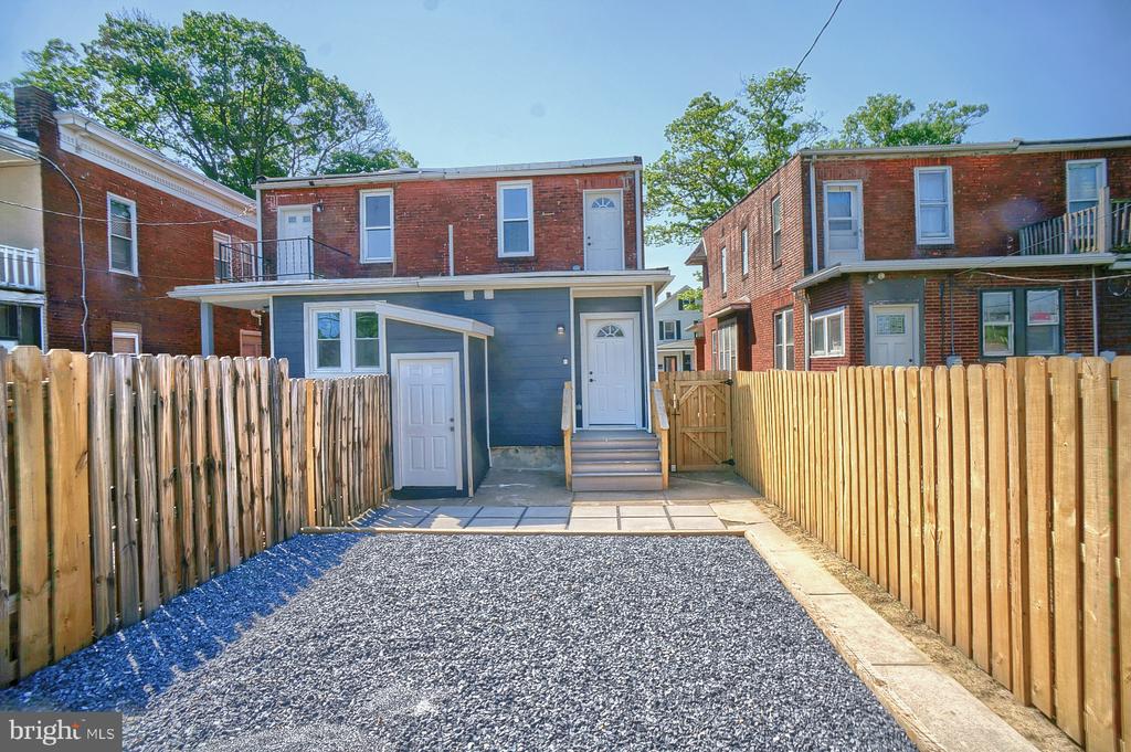1932 Manada St