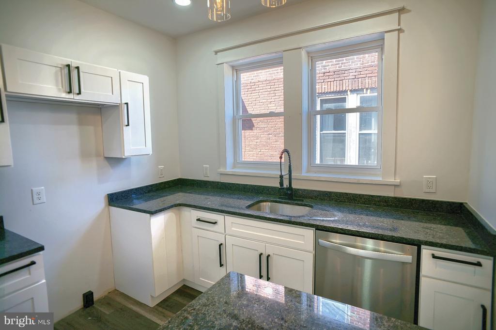 1932 Manada St