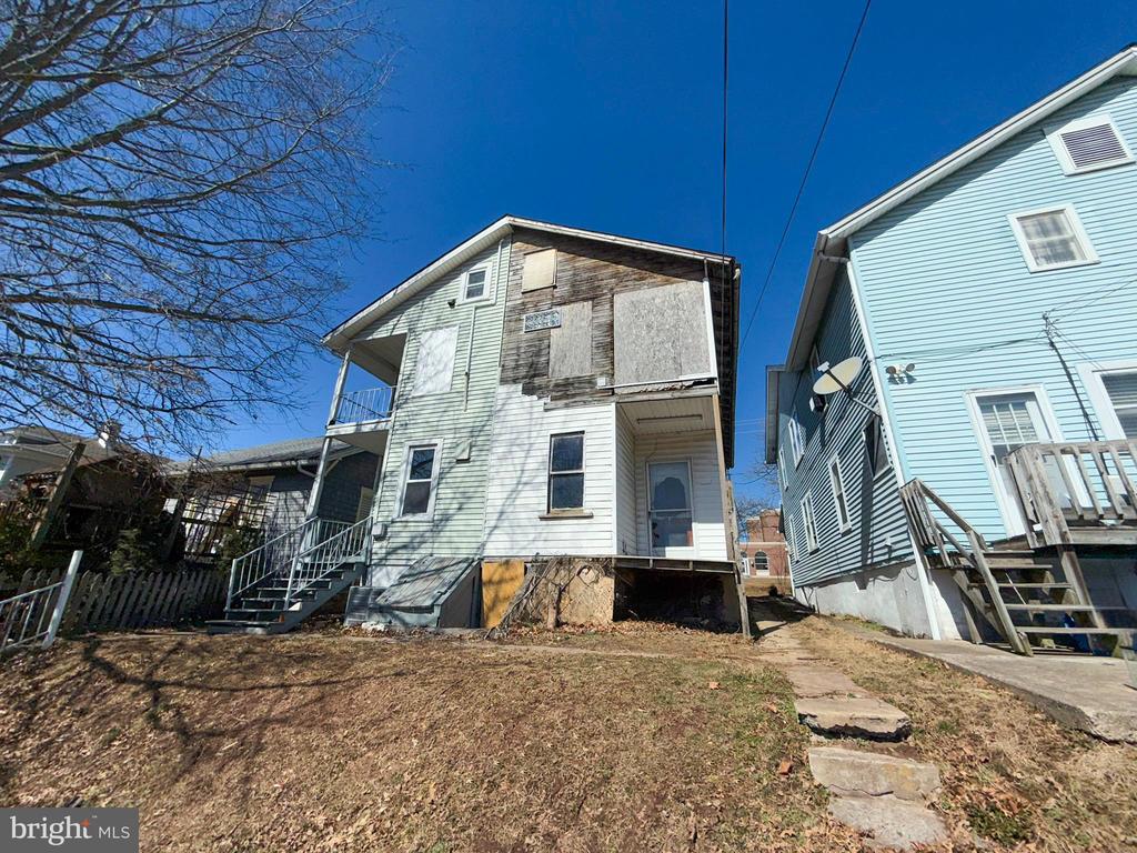 698 Center St