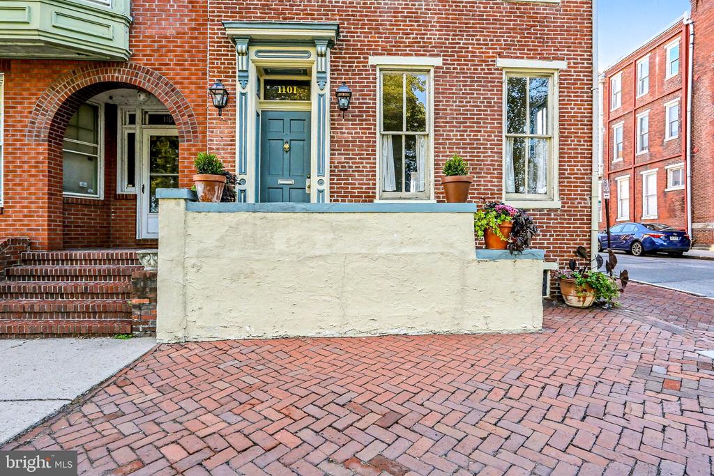 1101 N FRONT STREET