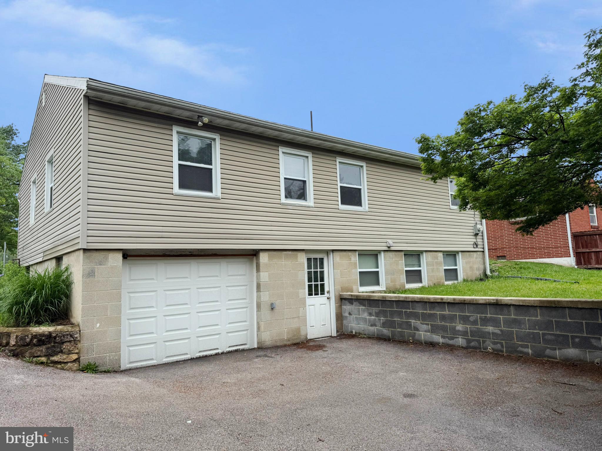 146 W Hummelstown St