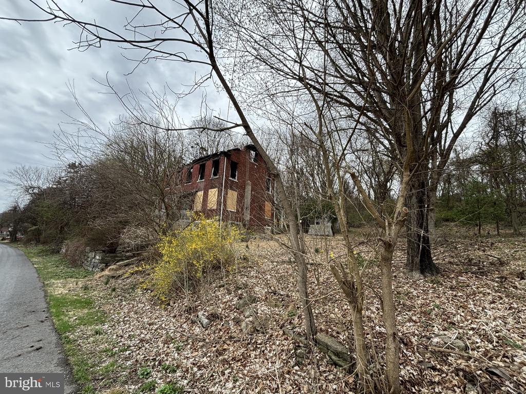 210 River Rd
