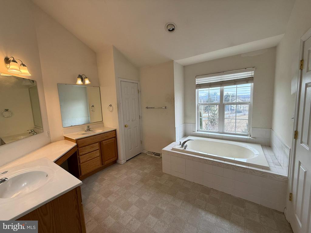 3415 Raintree Rd