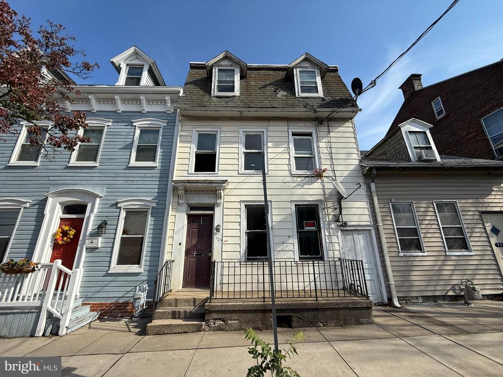 125 N QUEEN STREET