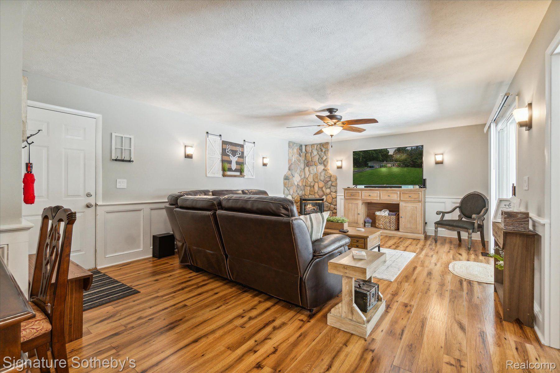 1091 MAPLE WALK Drive