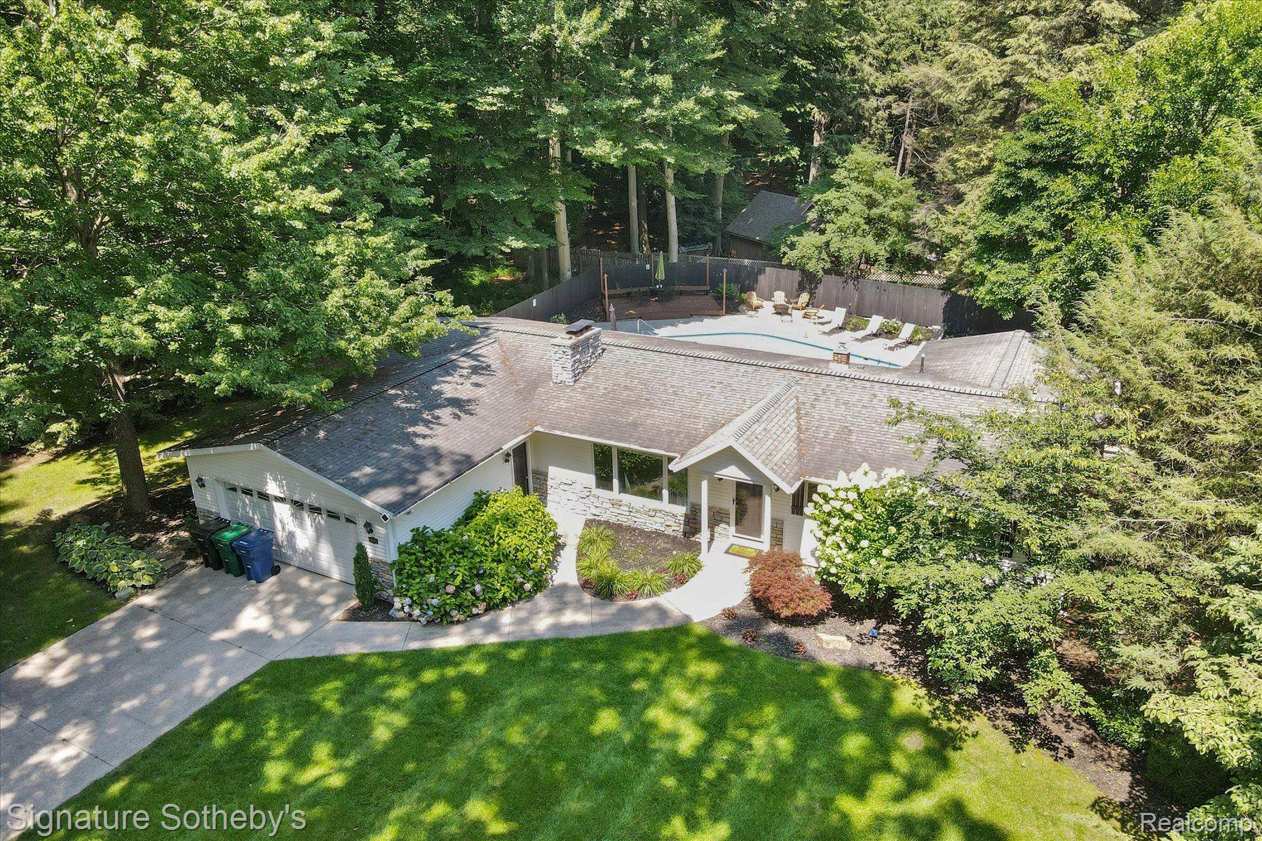 1091 MAPLE WALK Drive