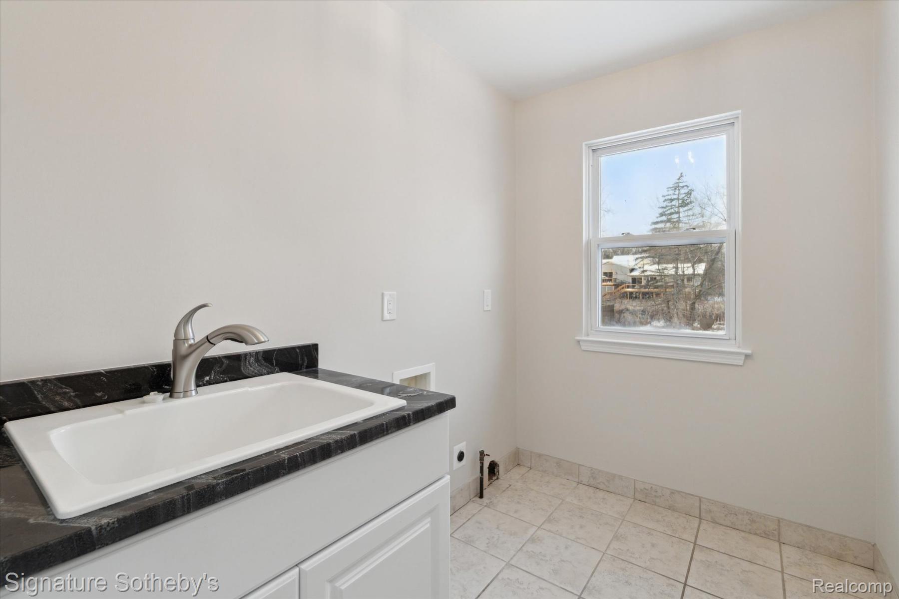 3930 CLUBVIEW Avenue E