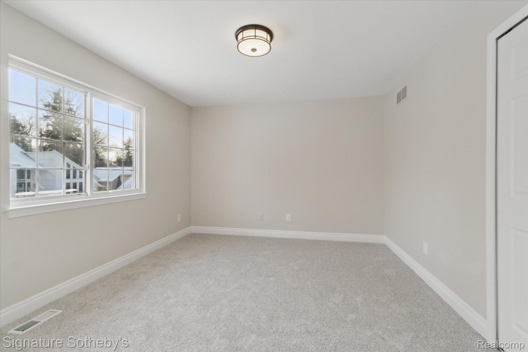 3930 CLUBVIEW Avenue E