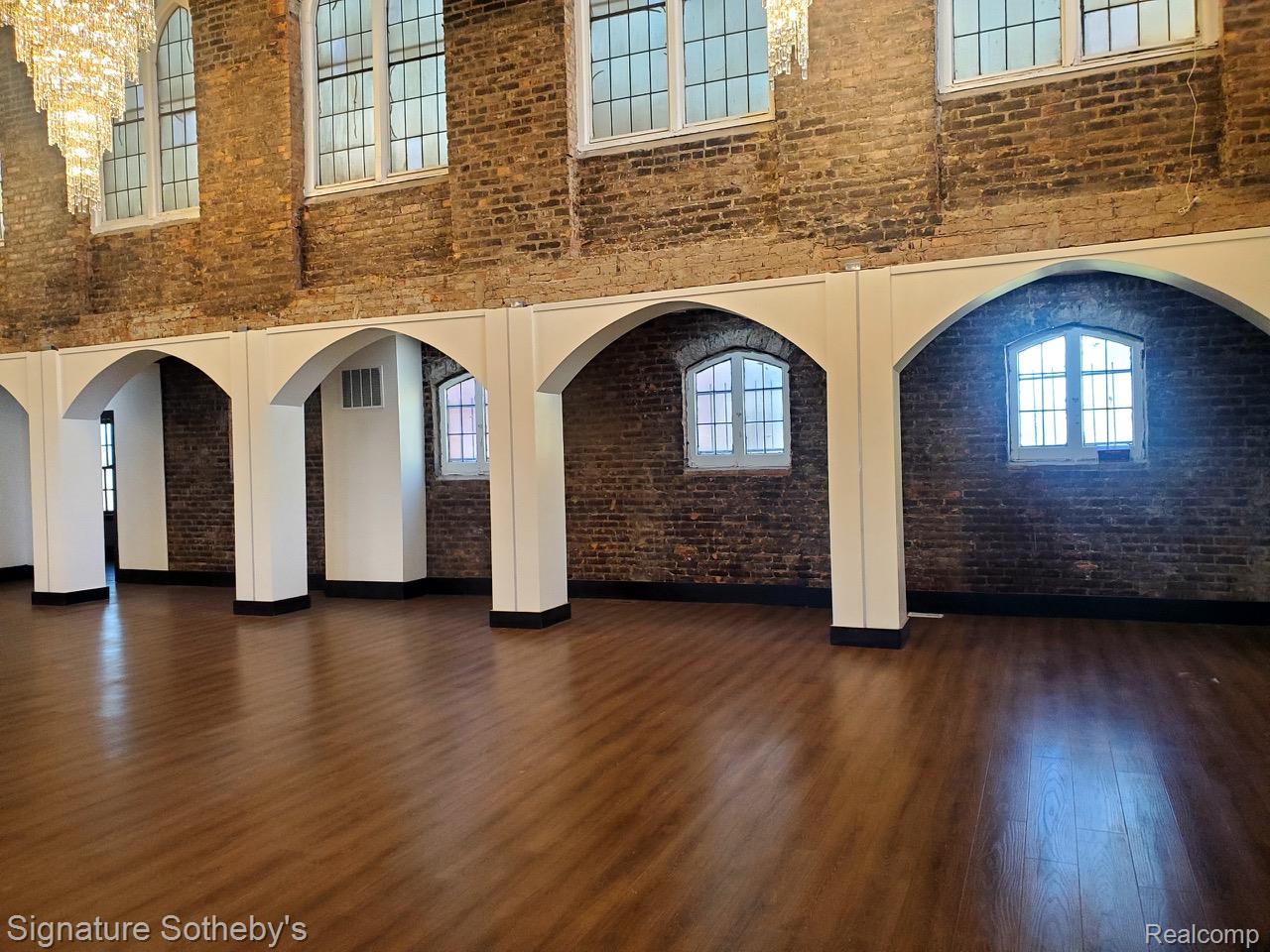 10624 E Jefferson Avenue