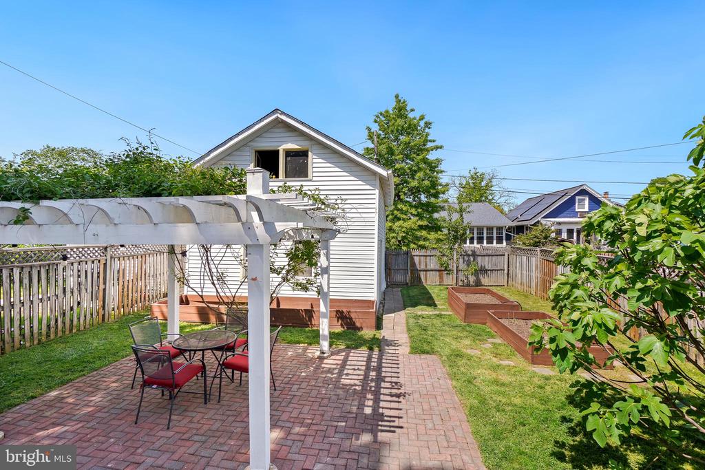 859 van Buren St NW