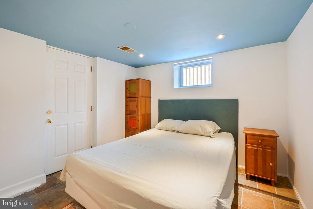859 van Buren St NW