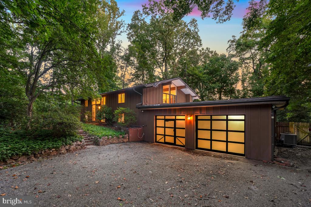 8545 PINEWAY COURT