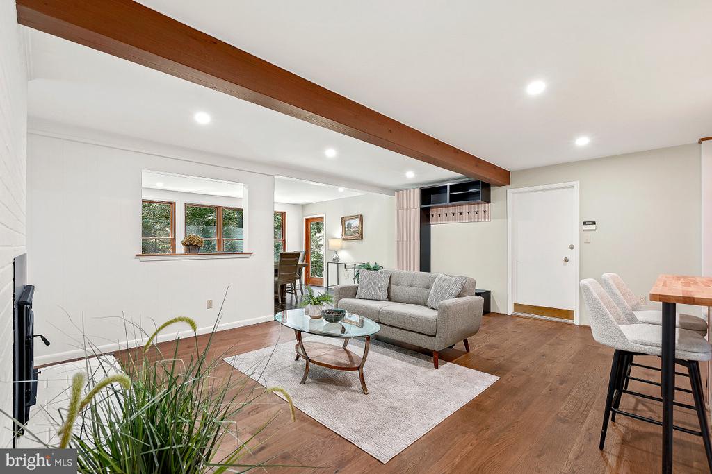 8545 PINEWAY COURT