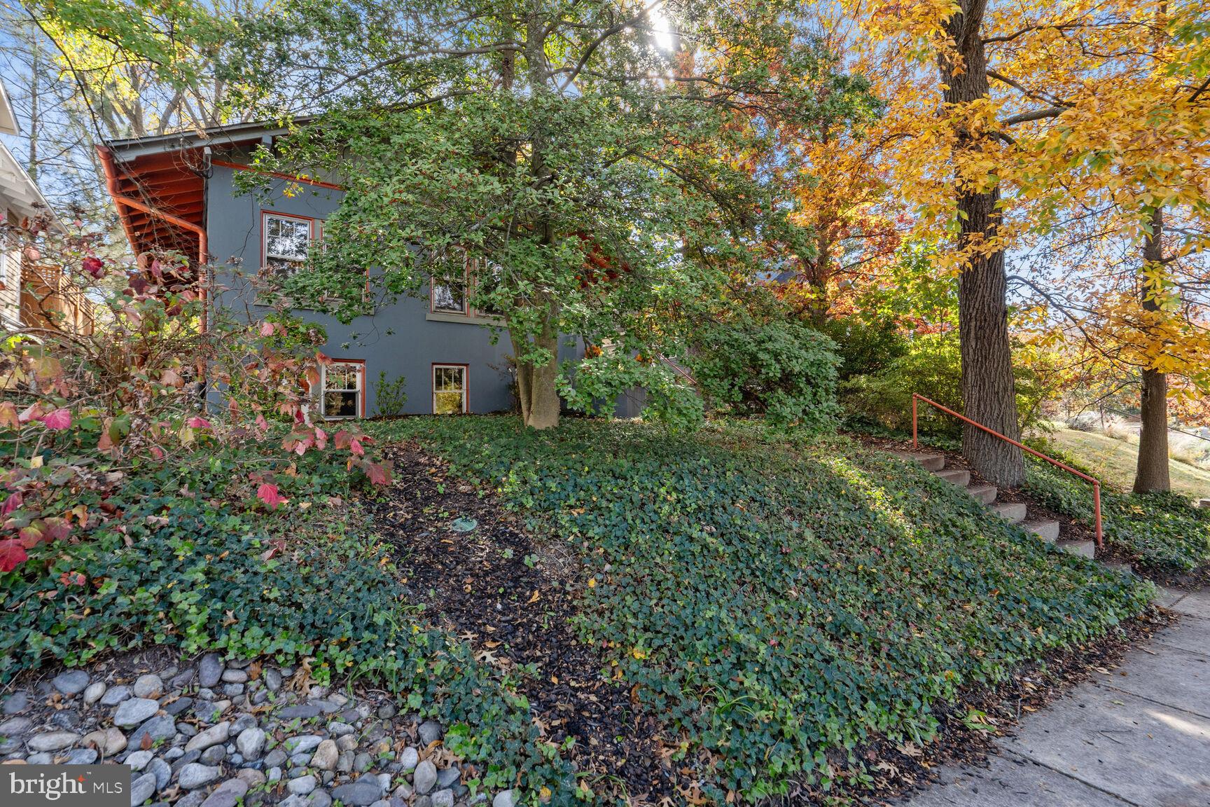 2 Crescent PLACE
