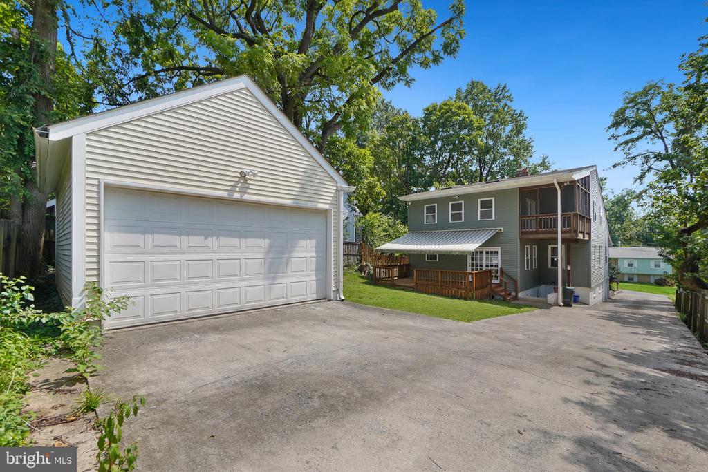 2215 Salisbury Rd