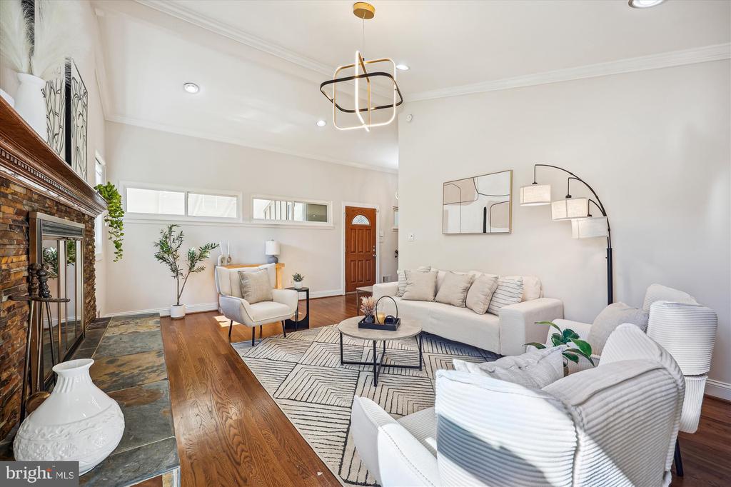 800 Hillsboro Dr