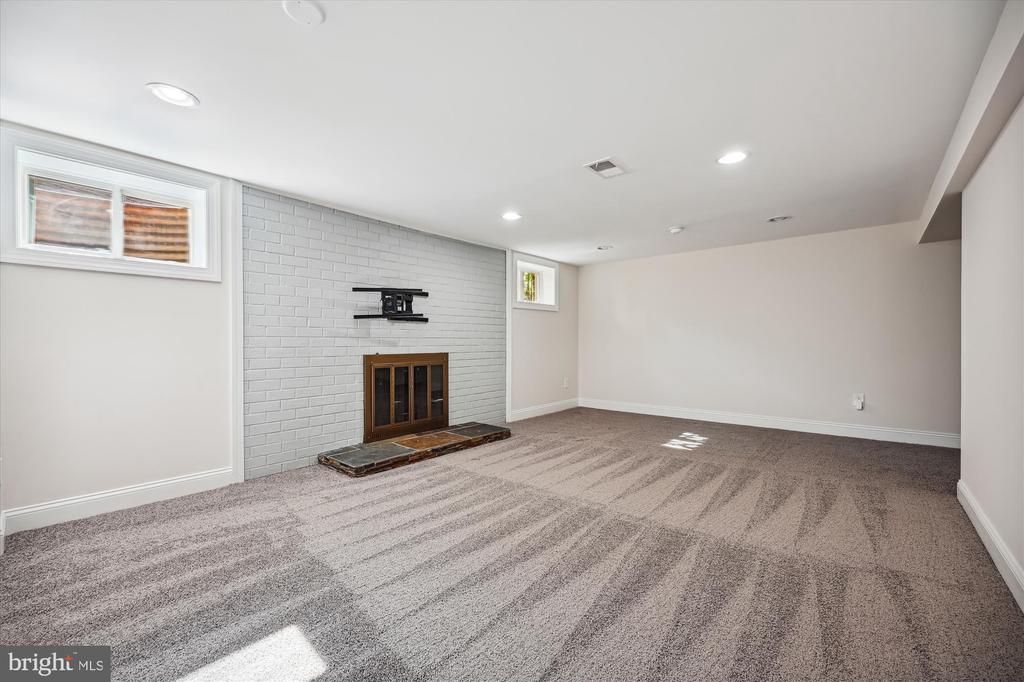 800 Hillsboro Dr