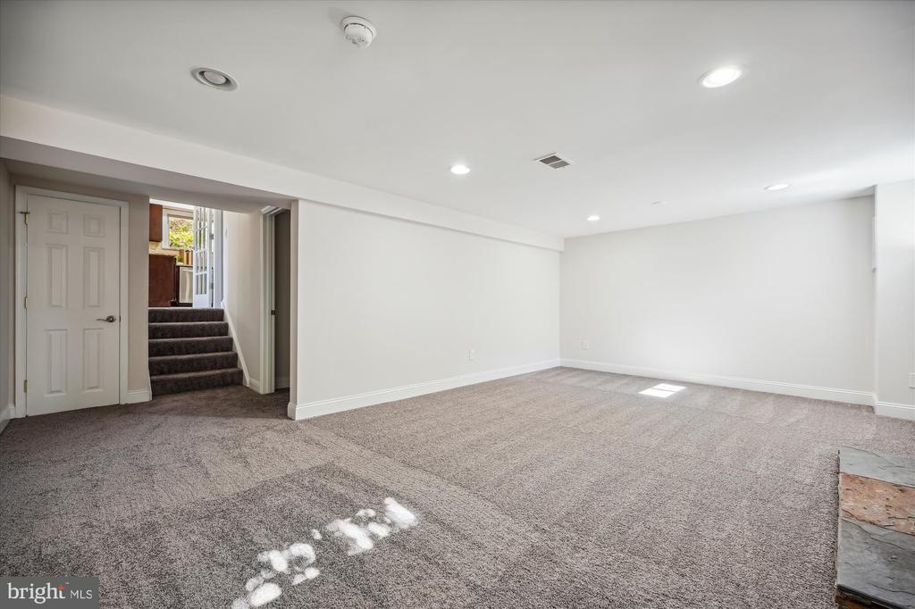 800 Hillsboro Dr