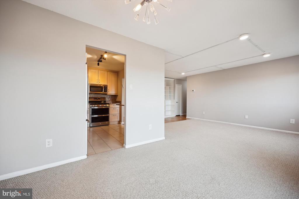 1121 University Blvd W