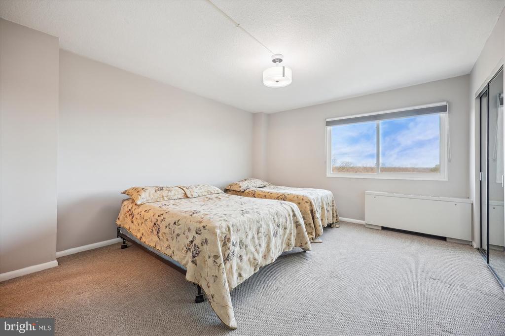 1121 University Blvd W