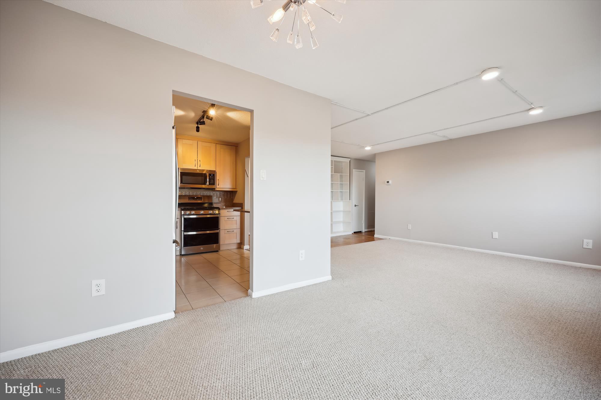 1121 University Blvd W
