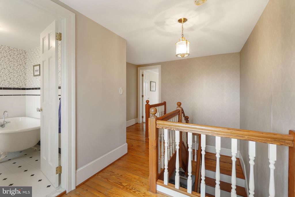 8901 Damascus Rd
