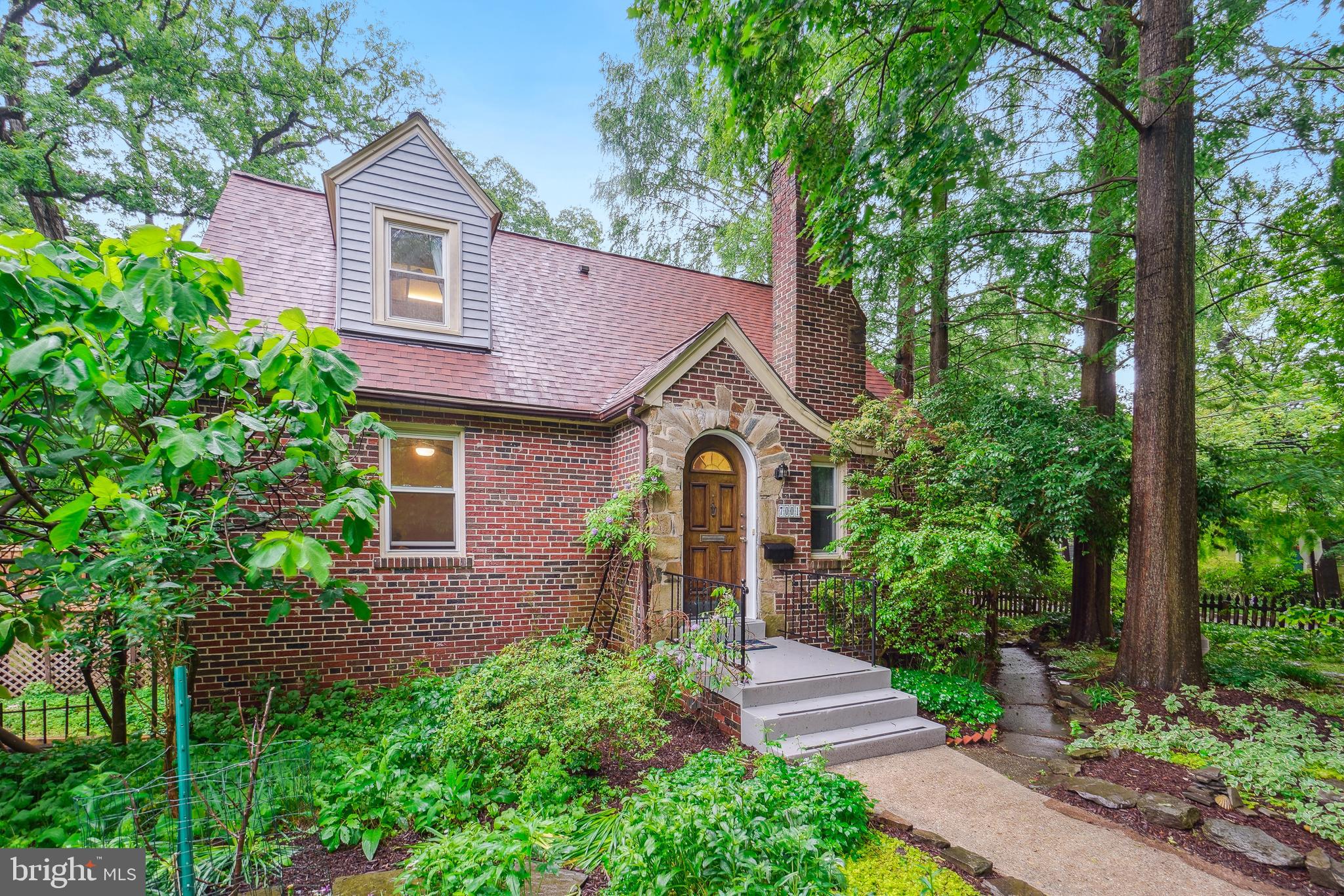 7001 Poplar Ave