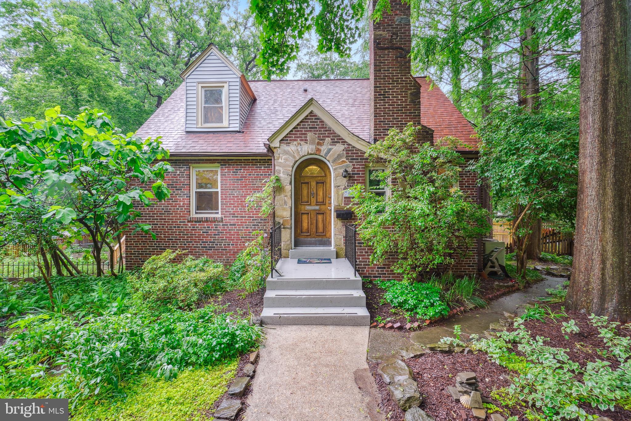 7001 Poplar Ave
