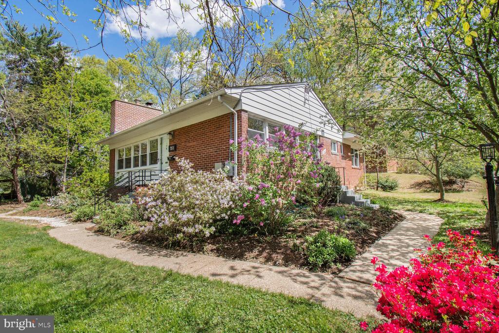 7511 Glenside Dr
