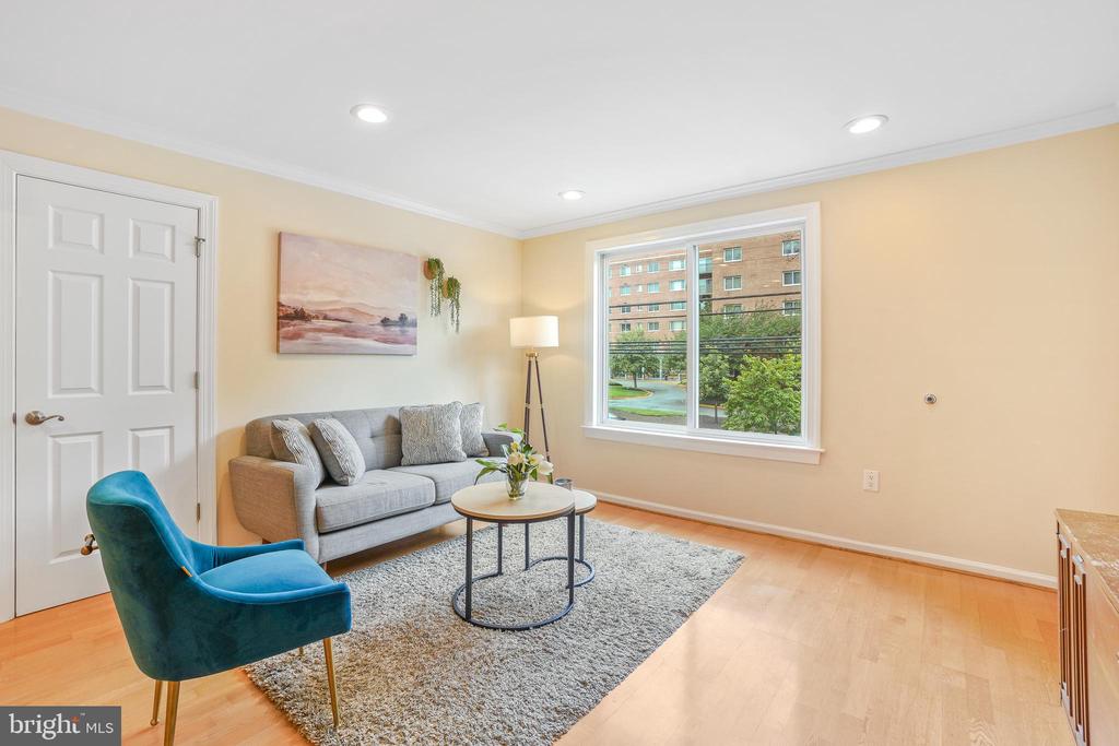 7527 Maple Ave #4