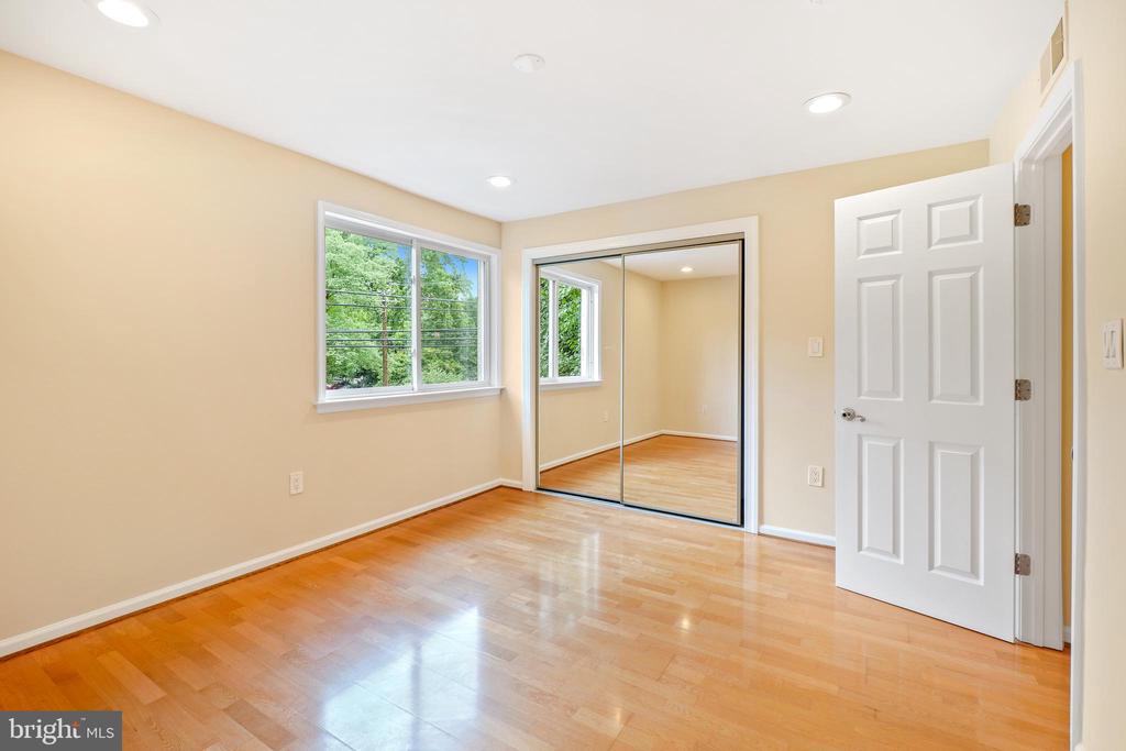 7527 Maple Ave #4