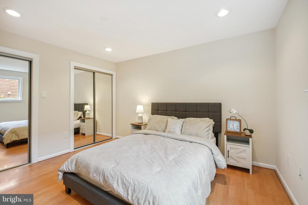 7527 Maple Ave #4