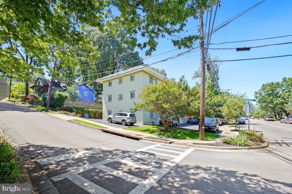 7527 Maple Ave #4