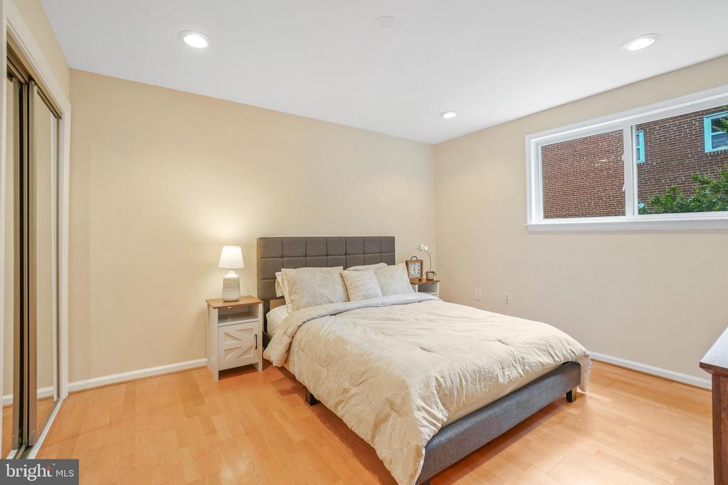 7527 Maple Ave #4